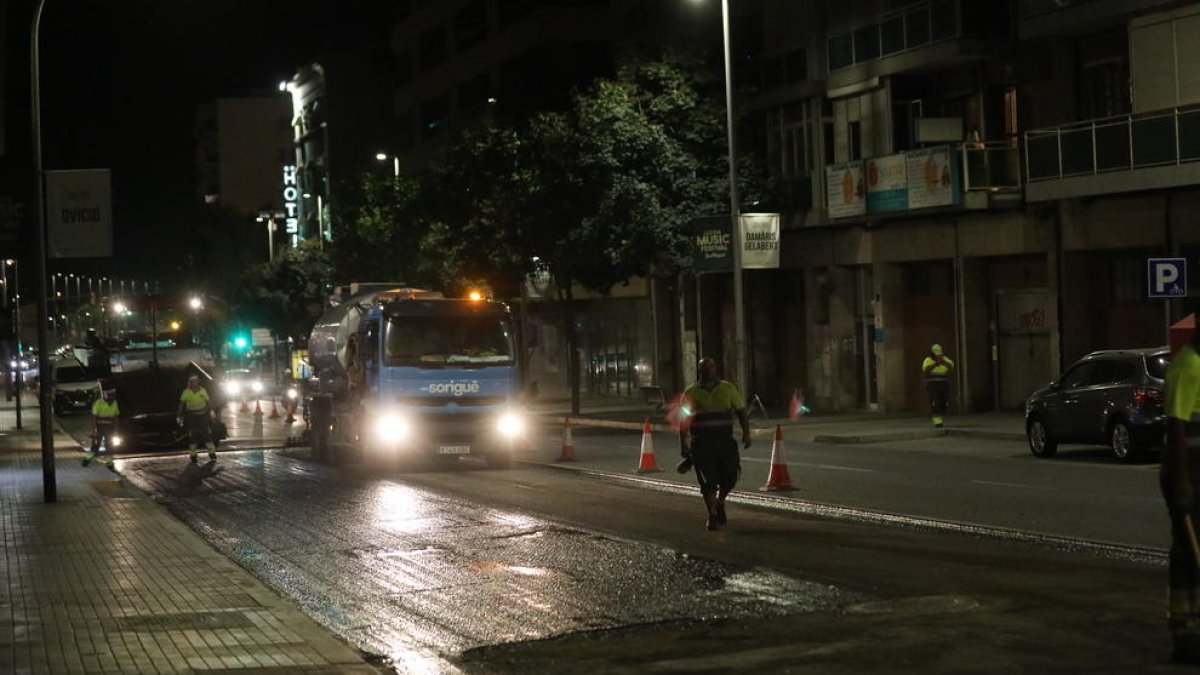 Obres nocturnes d'asfaltatge a Príncep de Viana i avinguda Catalunya