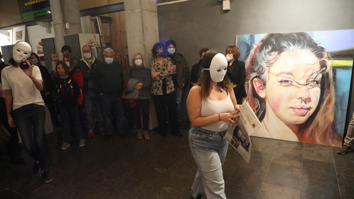 Alumnos del Aula de Teatre de Lleida hicieron una ‘performance’ inspirada en la obra de la artista durante la exposición.