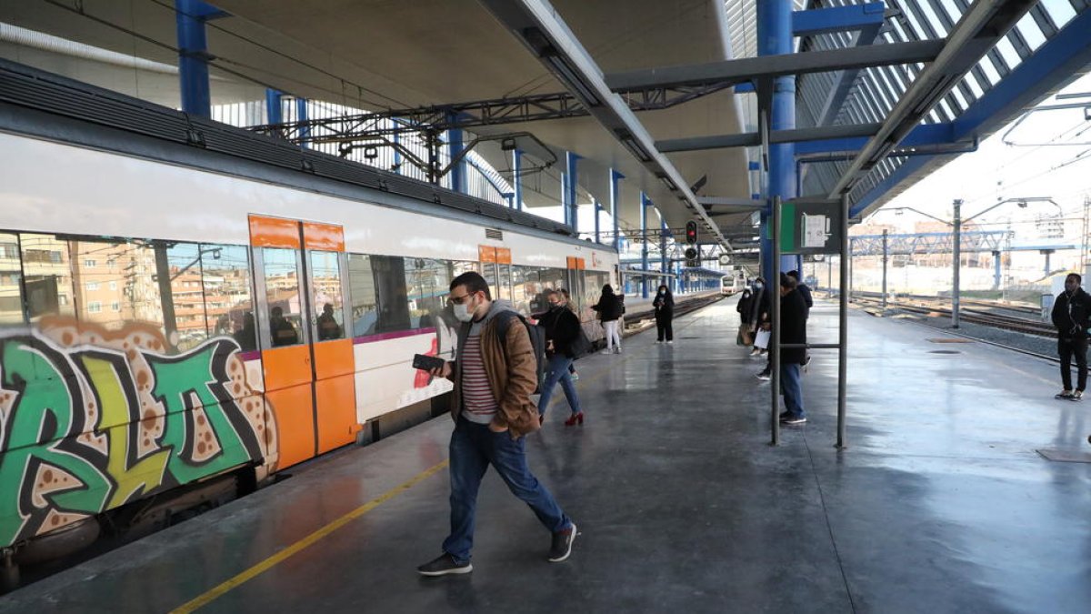 Imagen de archivo de un tren de la línea de Manresa en Lleida.