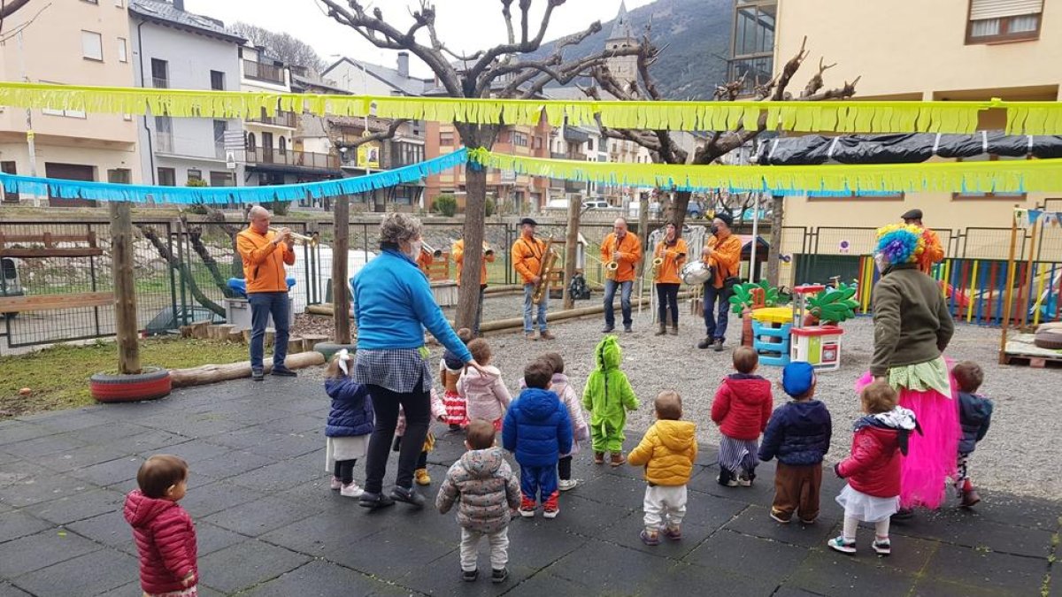 Los pequeños de Sort se lo pasaron ayer en grande con la música de la charanga Mai Toquem Bé. 