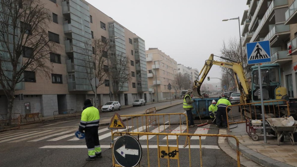 Imagen de las obras de mejora del paso de peatones el viernes. 