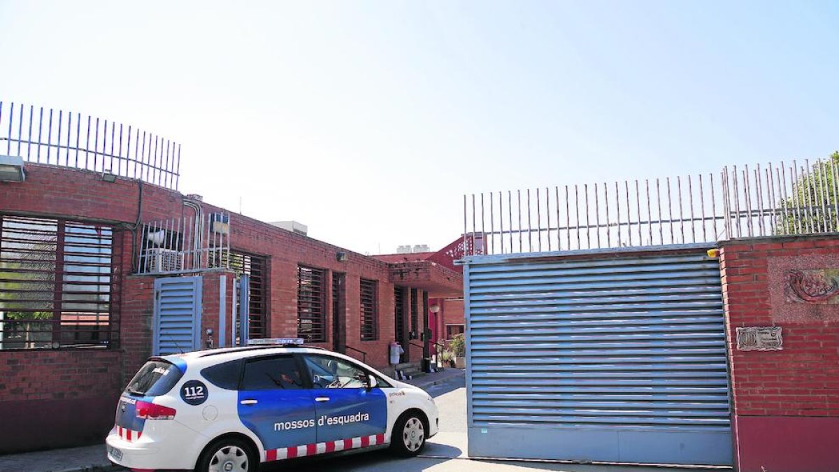 Vista de una patrulla de Mossos entrando en la prisión de Ponent. 