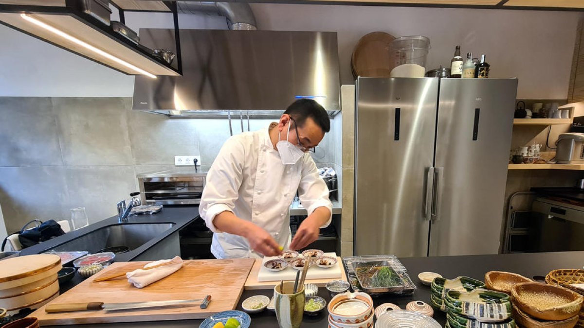 El cocinero japonés Kenya Nakamura, trabajando en Wagokoro, su restaurante en Gerri de la Sal. 