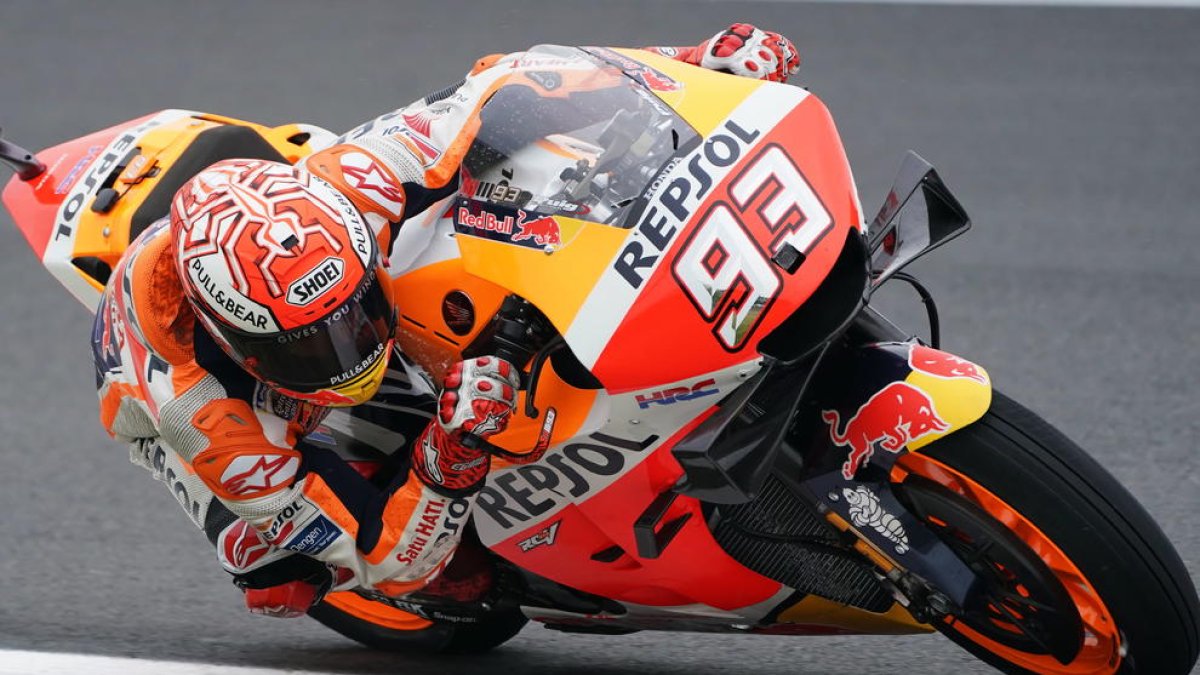 Marc Márquez con su Honda sobre la pista.