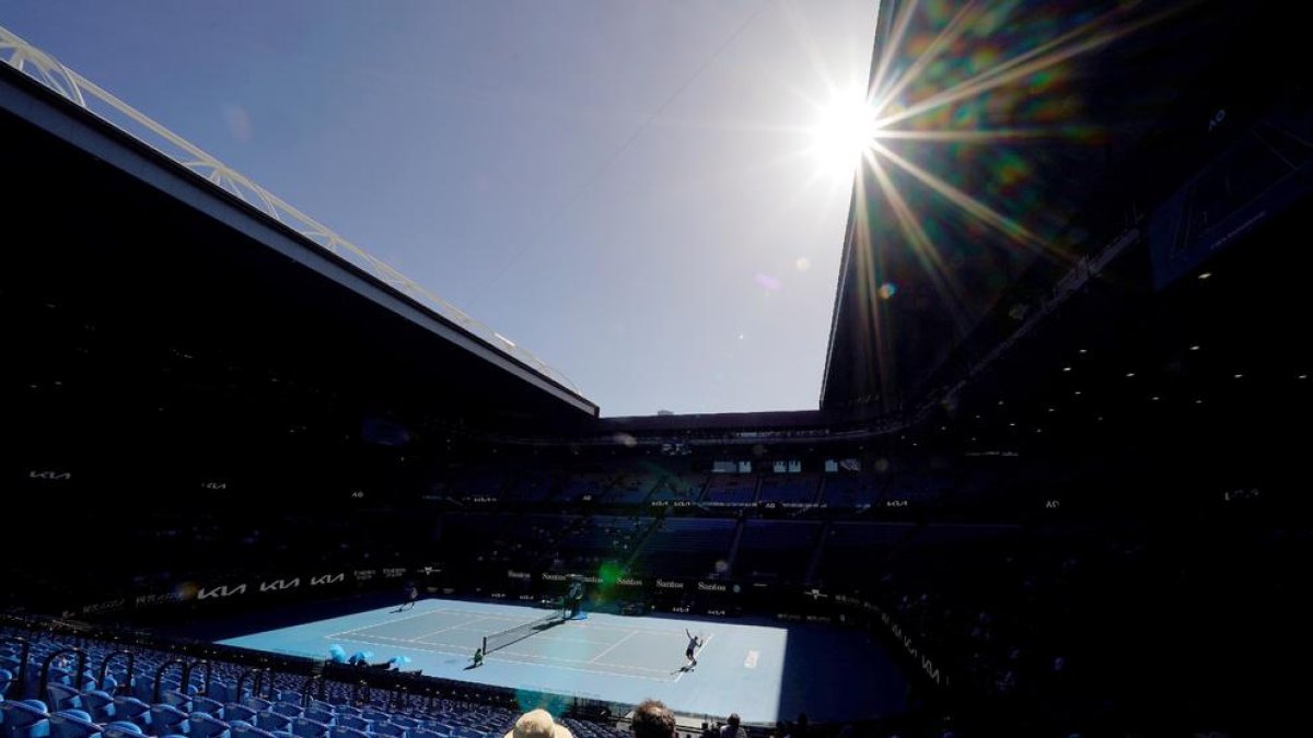 Uno de los partidos que se jugaron ayer en el Open de Australia, que seguirá desde hoy sin público.