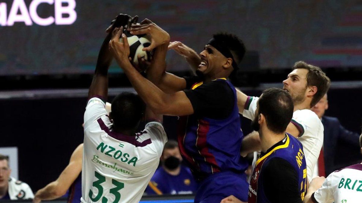 El blaugrana Brandon Davies lluita amb Yannick Nzosa.