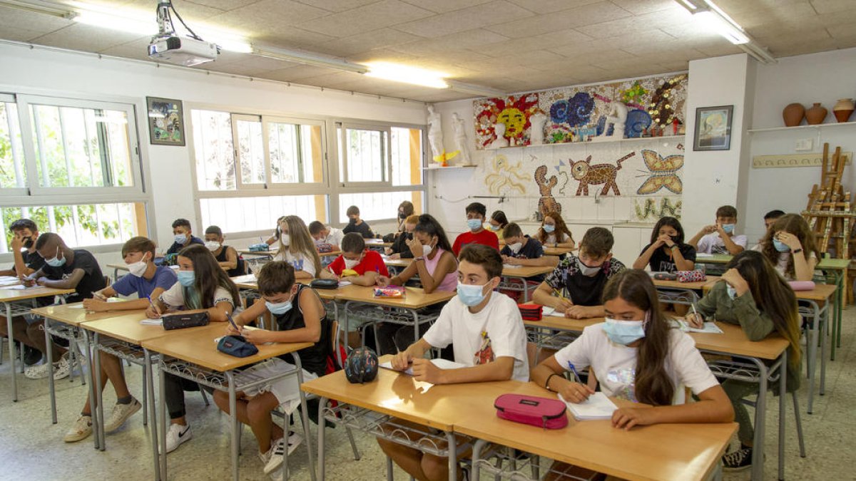 Alumnos de Secundaria en una clase del instituto Ronda de Lleida ciudad. 