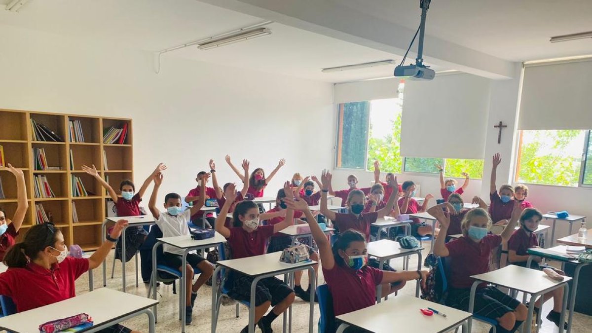 Terraferma i Arabell s’estrenen com a centres mixtos - Aquests dos centres d’Institució Lleida, vinculada a l’Opus, es van estrenar ahir com a centres mixtos, el primer com a escola i el segon com a institut, a causa del descens d’alumnes. ...