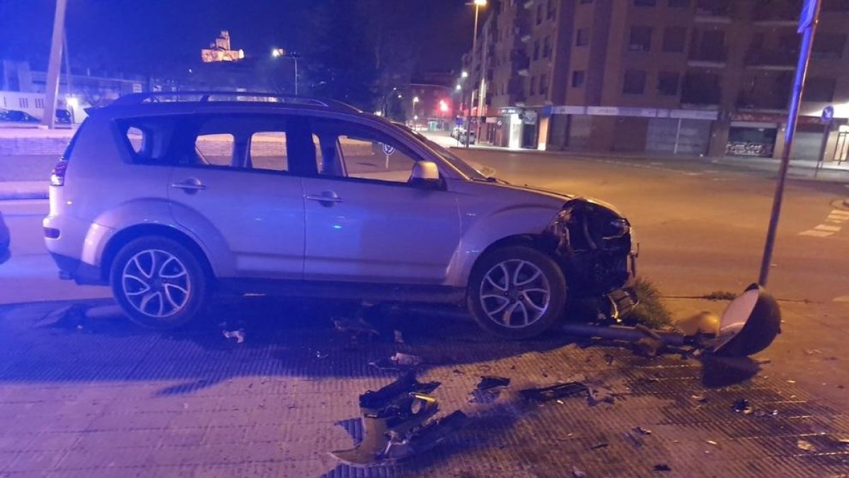 Aquest vehicle es va encastar contra un fanal ahir a la matinada a la ciutat de Lleida.