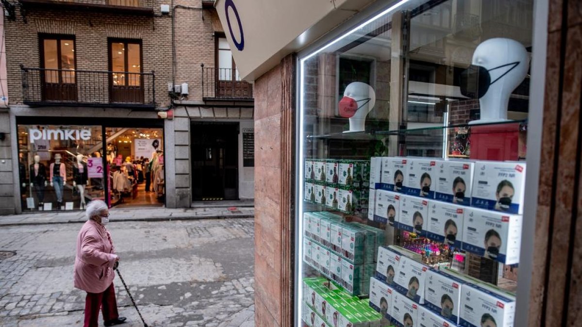 El escaparate de una tienda que oferta mascarillas en Toledo.