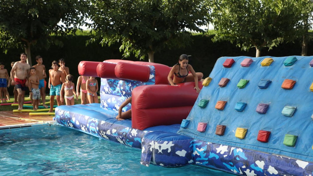 Les piscines d’Albesa es van convertir ahir en un gran parc aquàtic en l’inici de festes.