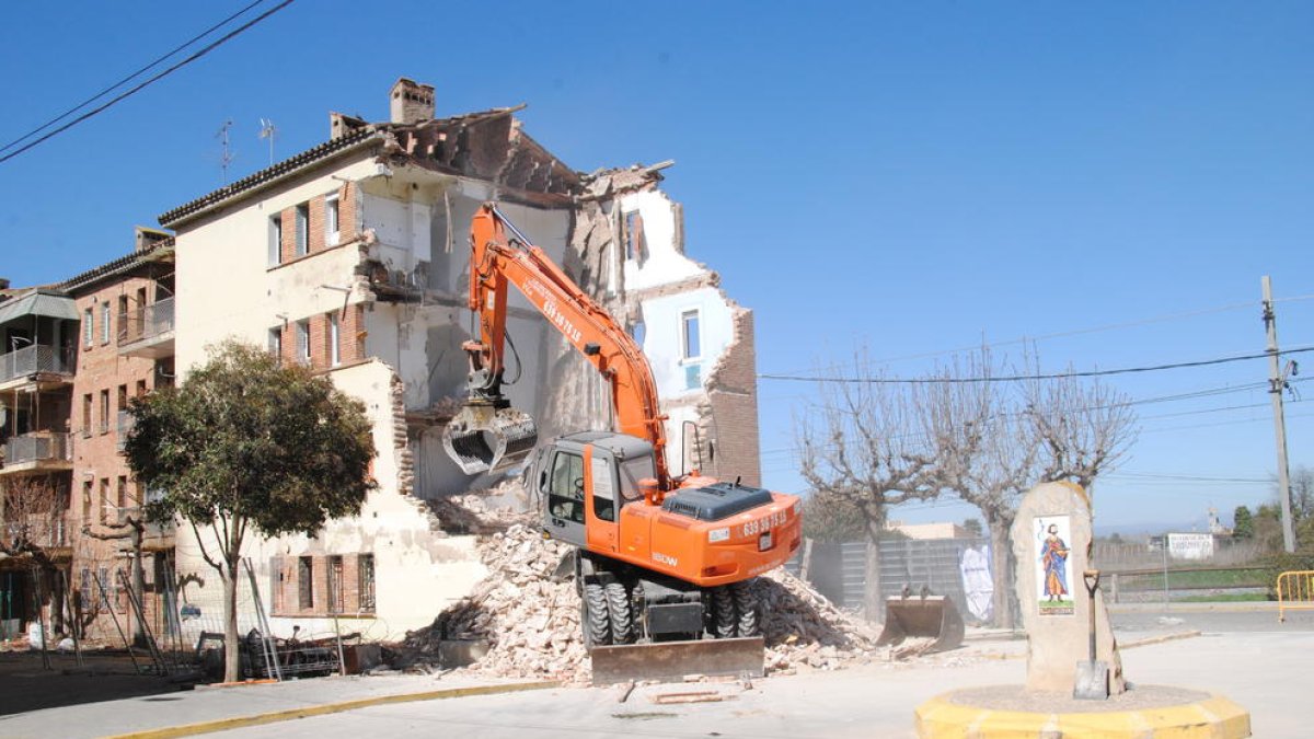 L’inici de la demolició dels blocs Sant Isidori de Mollerussa.