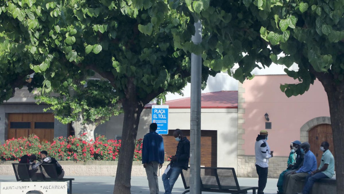 Imatge d’una plaça d’Alcarràs, on ja han arribat temporers per a la campanya de la fruita.