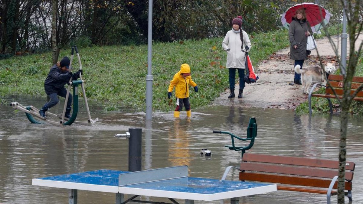Veïns treballen per recuperar-se de les inundacions.