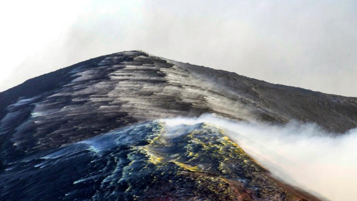 El volcán está menos activo, pero sigue emitiendo gases.