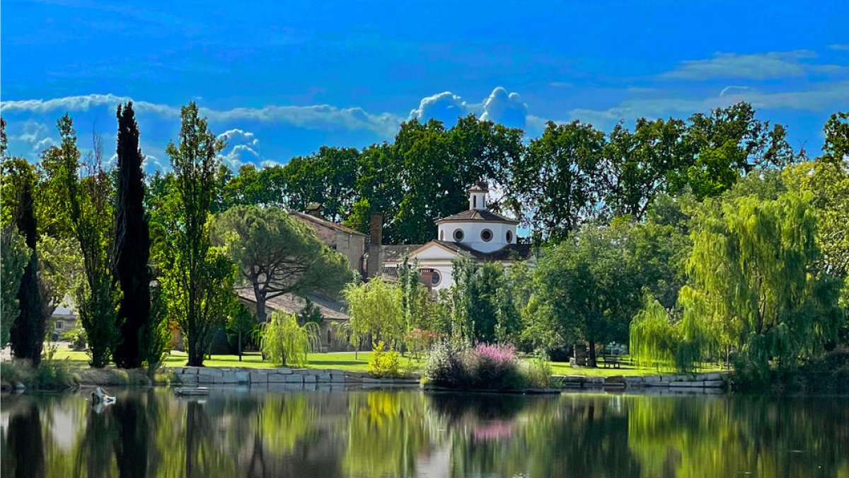 Un dels llacs de la finca Castell del Remei, a Penelles.