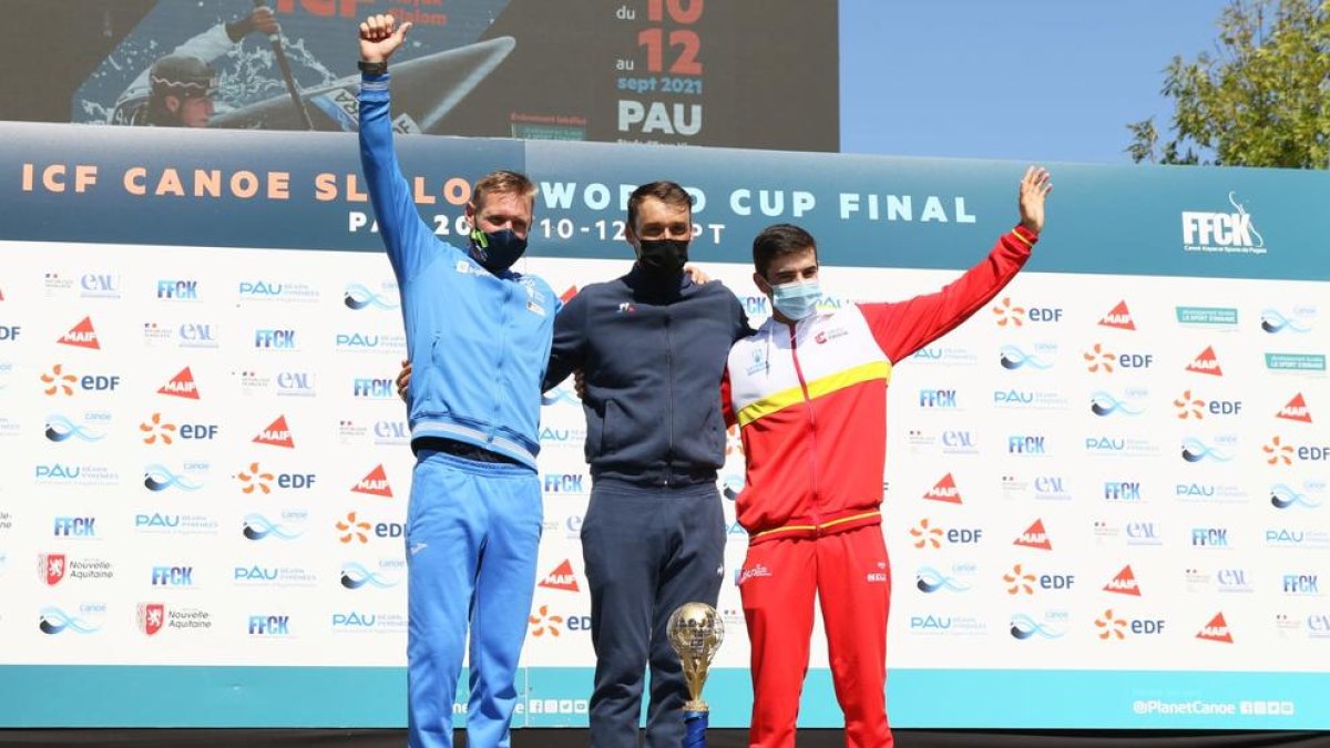 Travé, a la derecha, en el podio final de la Copa del Mundo.