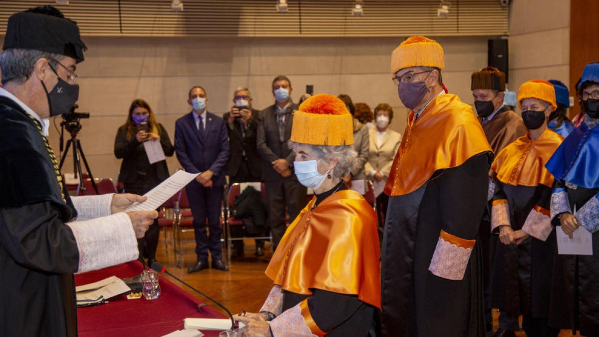 El rector Jaume Puy va investir Beneria com a doctora honoris causa al saló Víctor Siurana.