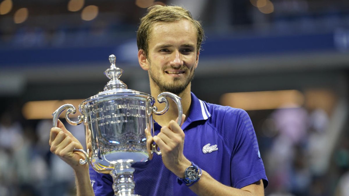 Daniil Medvedev amb el trofeu de campió del US Open.