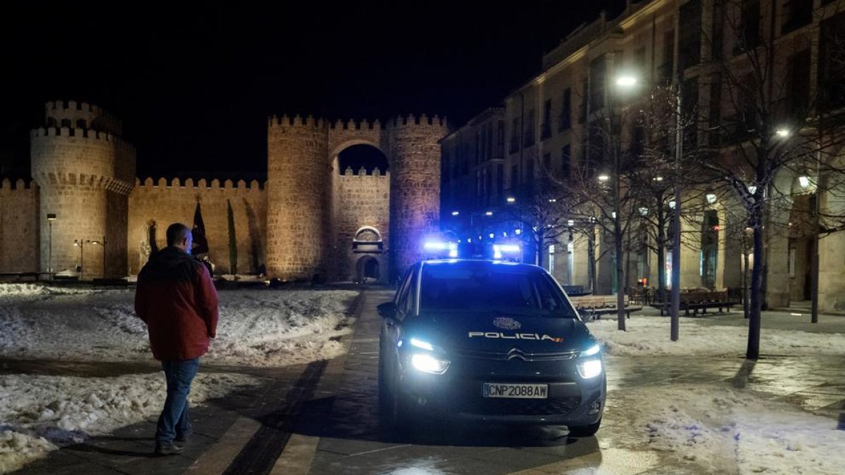 Un coche de la Policía patrulla en Ávila durante el toque de queda.