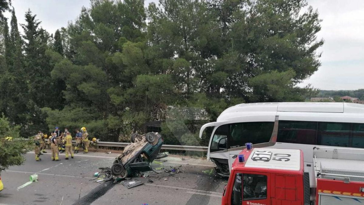 El turismo y el autocar escolar implicados en el accidente de este viernes en Lleida.
