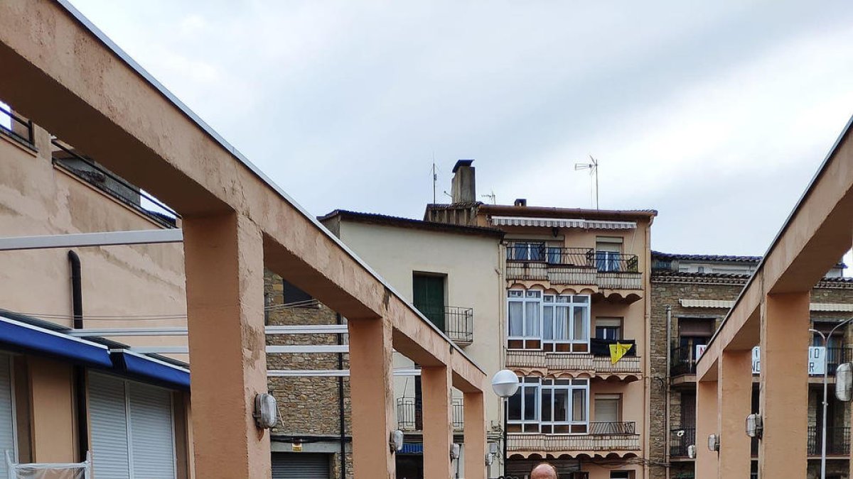 Un usuario de la residencia de Àger paseando.