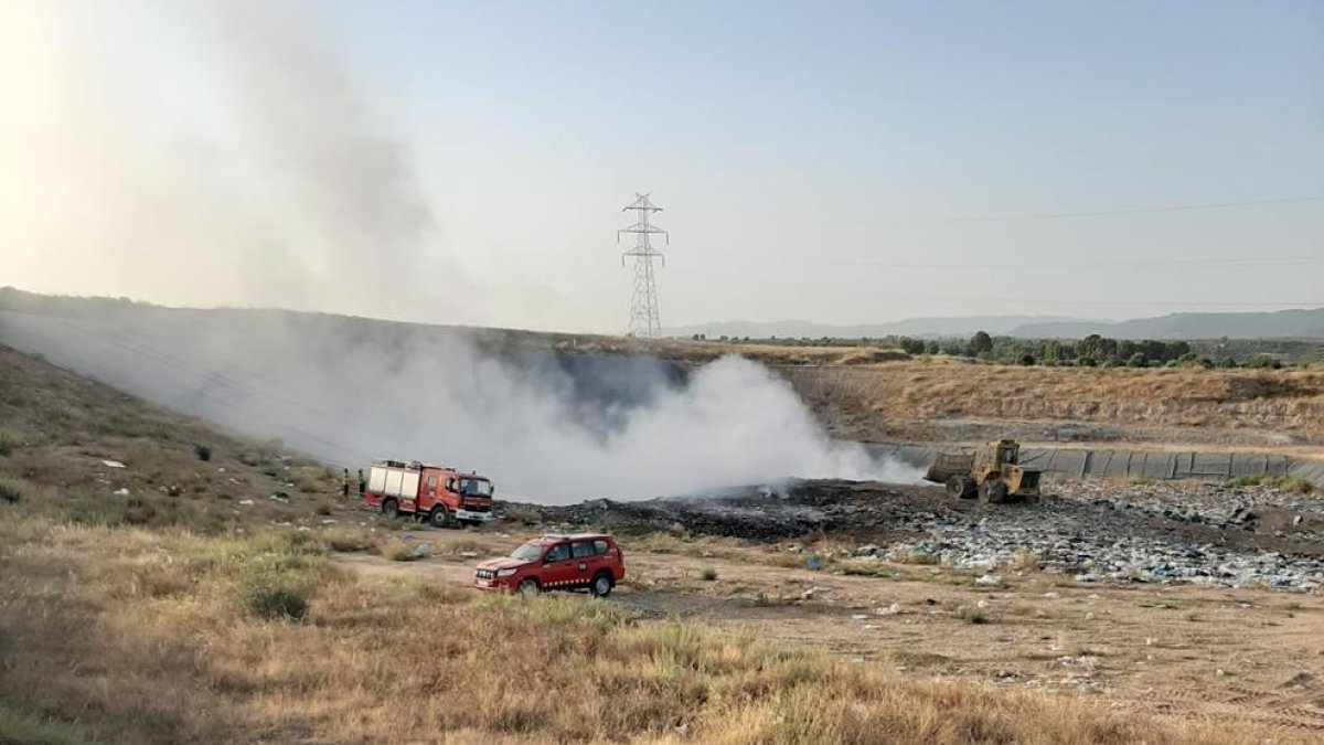 El incendio registrado ayer en el vertedero de Les Borges.