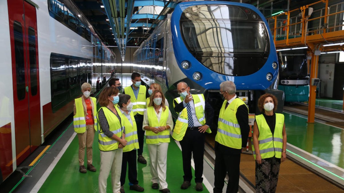 Raquel Sánchez visitando junto a Teresa Cunillera y otras personas la fábrica de Alstom.