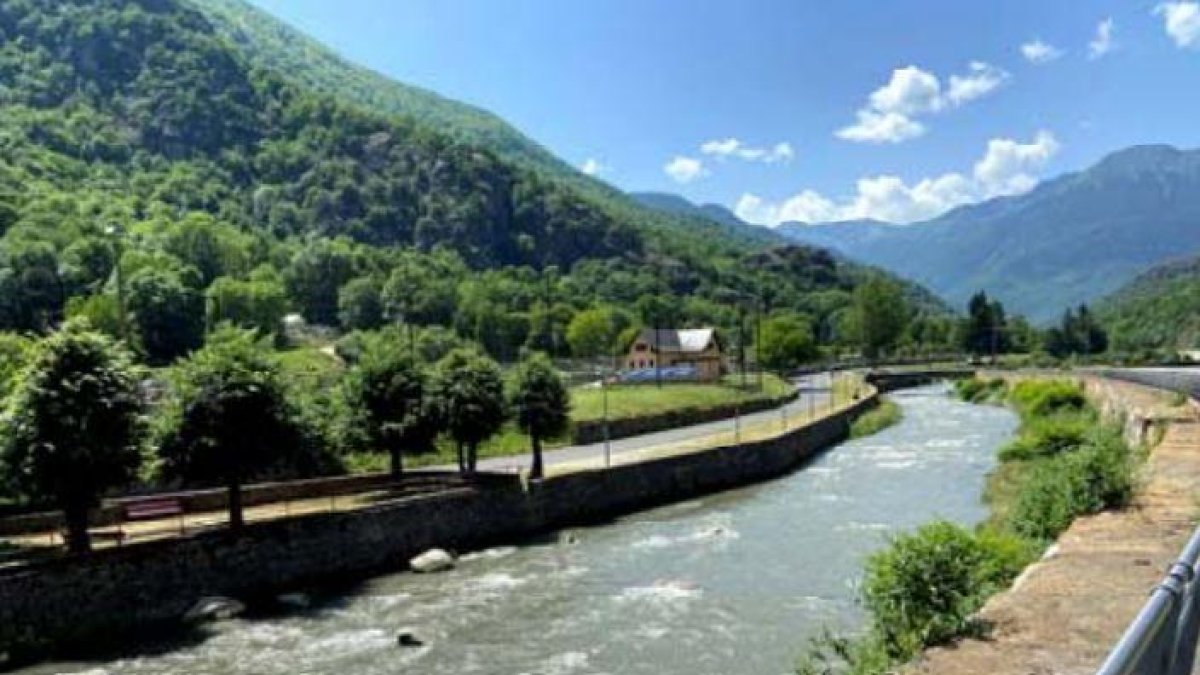 La zona del muro de contención del río que se reformará en Les.