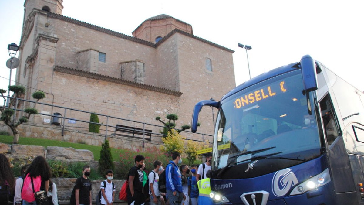 Alumnes de Golmés pujant al bus escolar a primera hora.