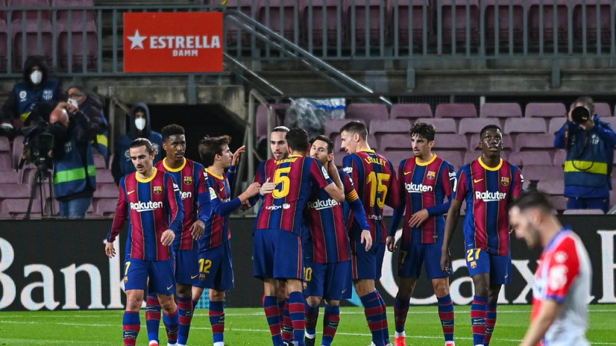 Los jugadores del Barça festejan uno de los dos goles que anotó ayer Messi, que se sitúa a uno de su amigo Luis Suárez en la clasificación del Pichichi.