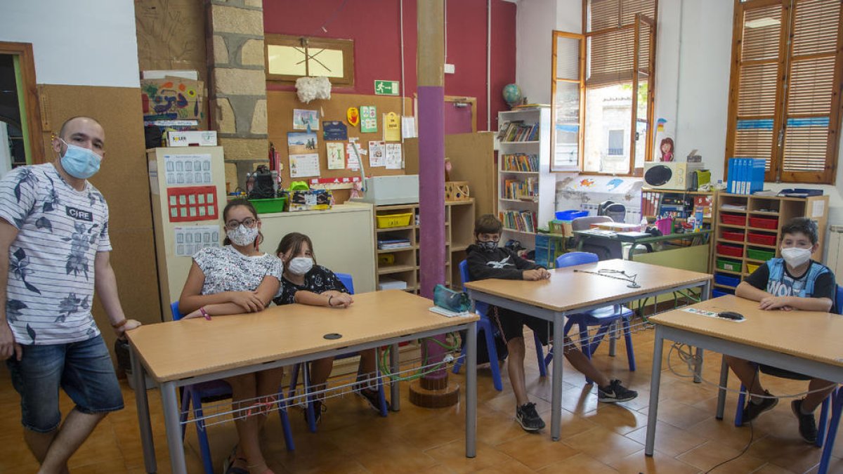 Los alumnos del colegio de Els Omells de na Gaia. 