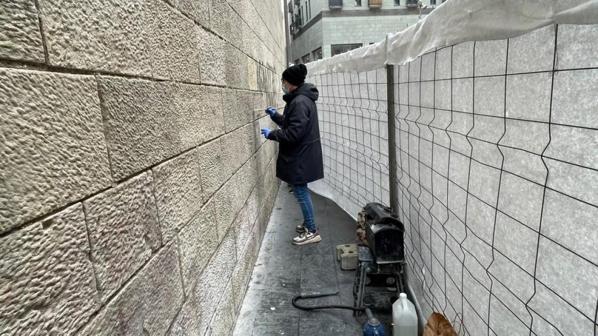 Una imatge dels treballs de neteja a la façana de l'IEI.