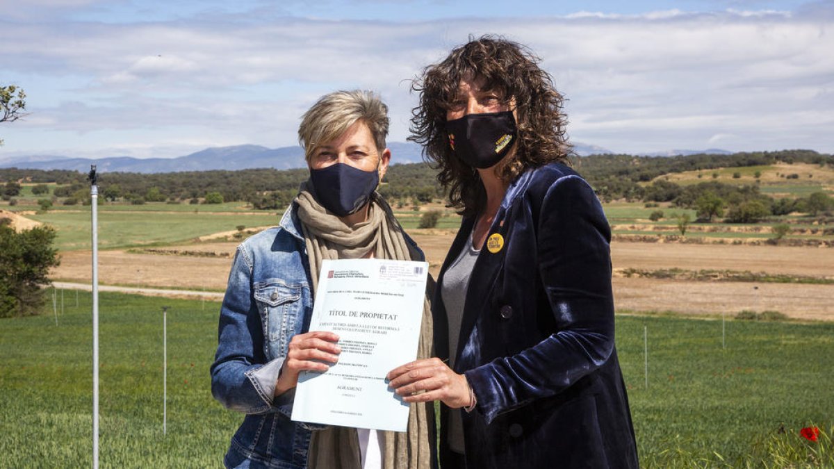 Jordà entregando la escritura a una agricultora en Agramunt.