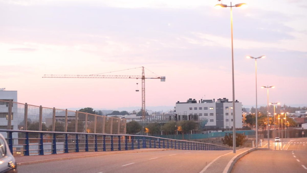 Vista de una grúa de construcción en Lleida ciudad. 