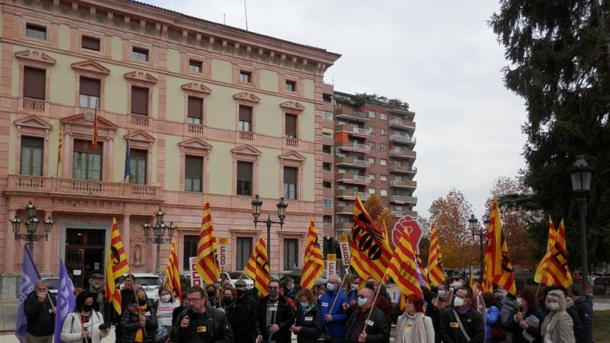 CCOO pide recuperar los derechos de los funcionarios. Unas 50 personas se concentraron frente la subdelegación del Gobierno.