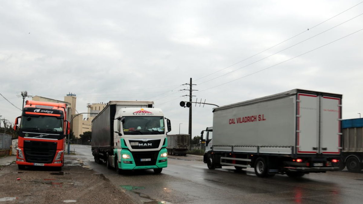 Camiones circulando por el polígono industrial El Segre de Lleida.
