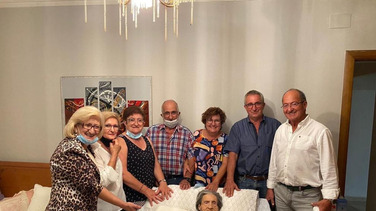 Simona Ojer y sus siete hijos, durante una visita en verano del año pasado. 