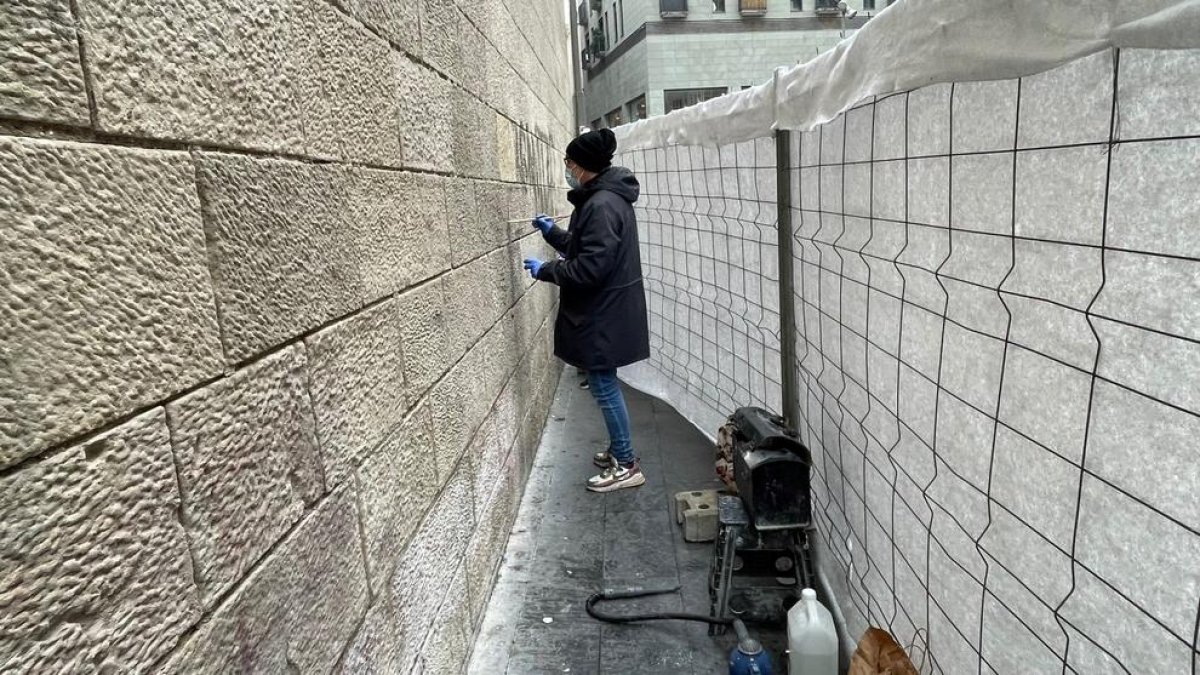 Un especialista usó ayer un nuevo tratamiento sobre los restos pictóricos que afectaban la piedra.