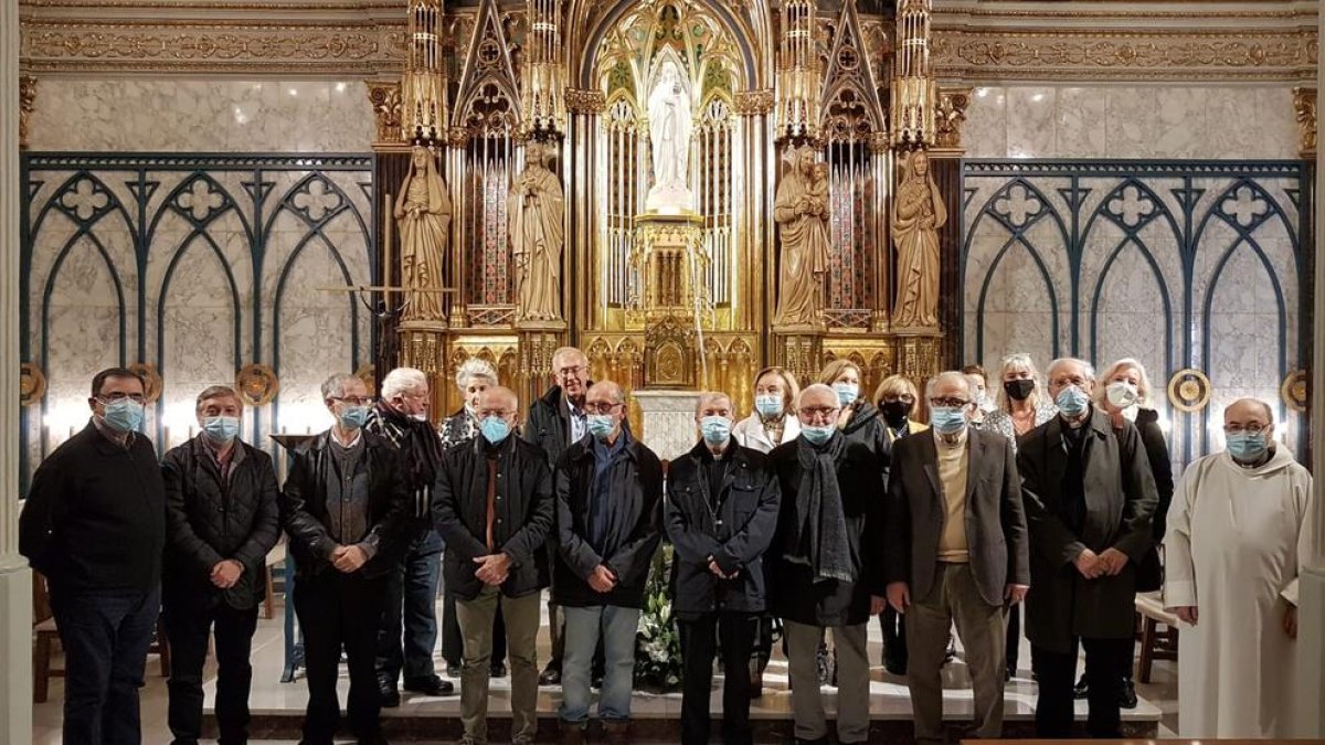 Foto de família dels assistents a l’homenatge a mossèn Tarragona a l’Acadèmia Mariana.