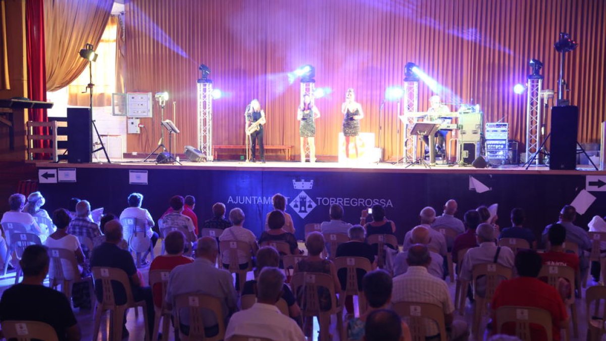 ‘Trencaolles’ en Maials  -  Niños y adultos participaron ayer por la tarde en el trencaolles de Maials en el marco de su Festa Major, y después del tradicional correbars tuvo lugar por la noche un concierto del cantautor Manu Guix.