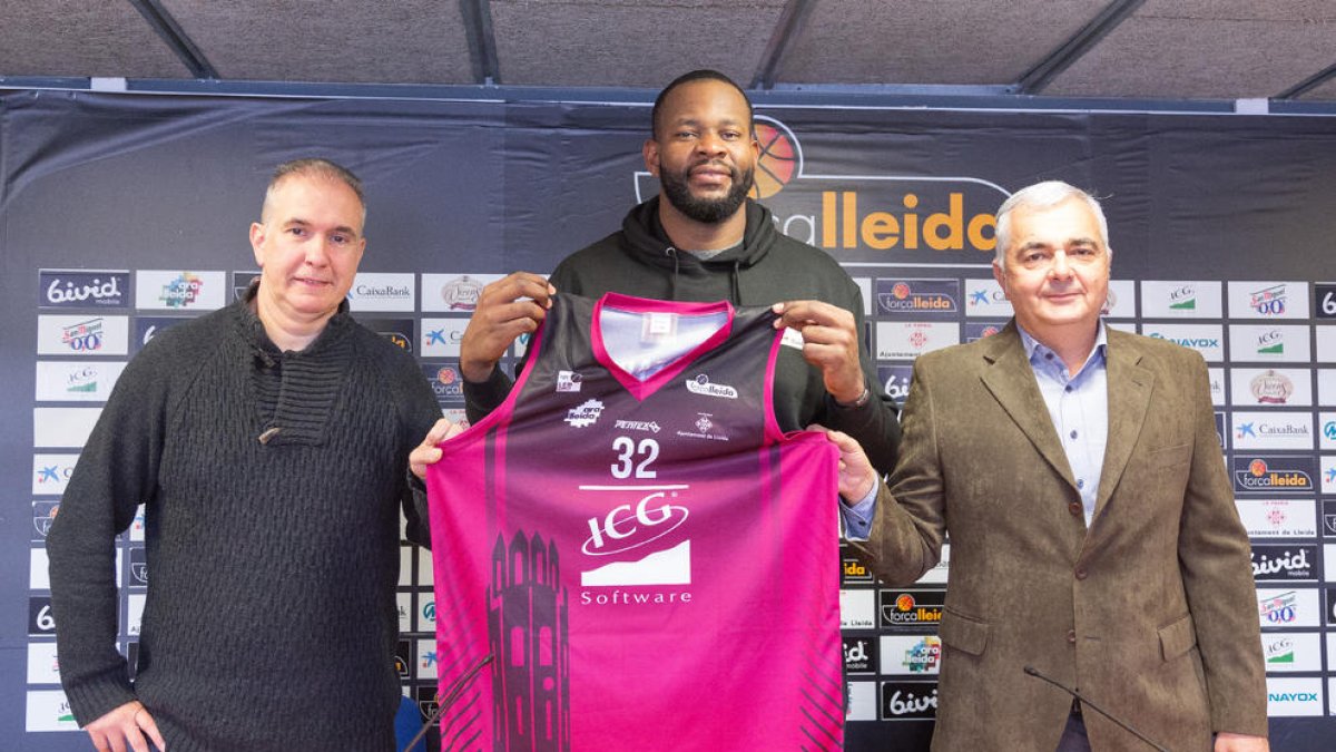 Shaquille O’Neal Cleare, flanquejat per Joaquín Prado i Albert Aliaga, ahir en la presentació oficial.