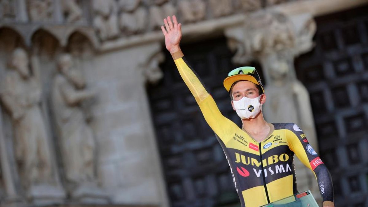 Roglic, amb el mallot de líder, davant la catedral de Burgos.