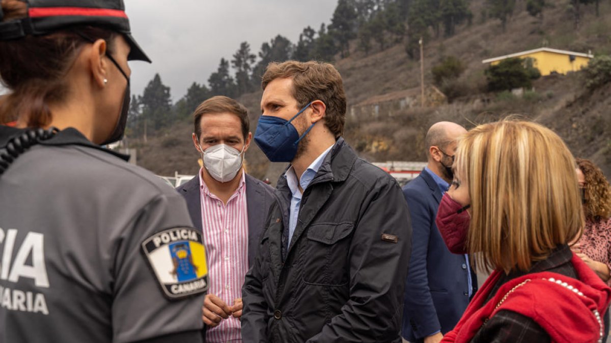 Pablo Casado viajó ayer a La Palma para seguir el avance del volcán.