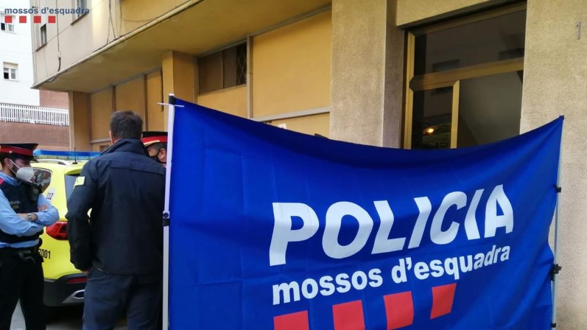 Operativo de los Mossos a las puertas del edificio donde ocurrió el crimen el pasado 31 de mayo.