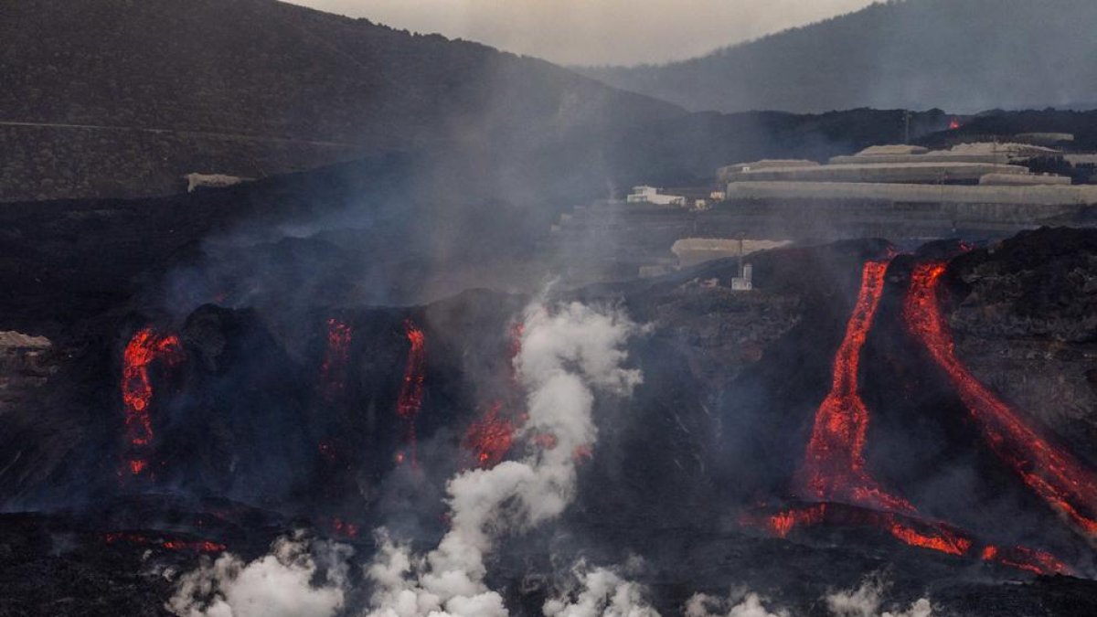 Les colades de lava del volcà de Cumbre Vieja, arribant a la platja.