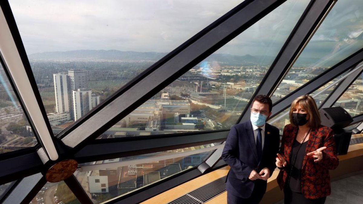 Aragonès y la alcaldesa de L’Hospitalet, Núria Marín, observan la ciudad desde la Torre Hesperia.