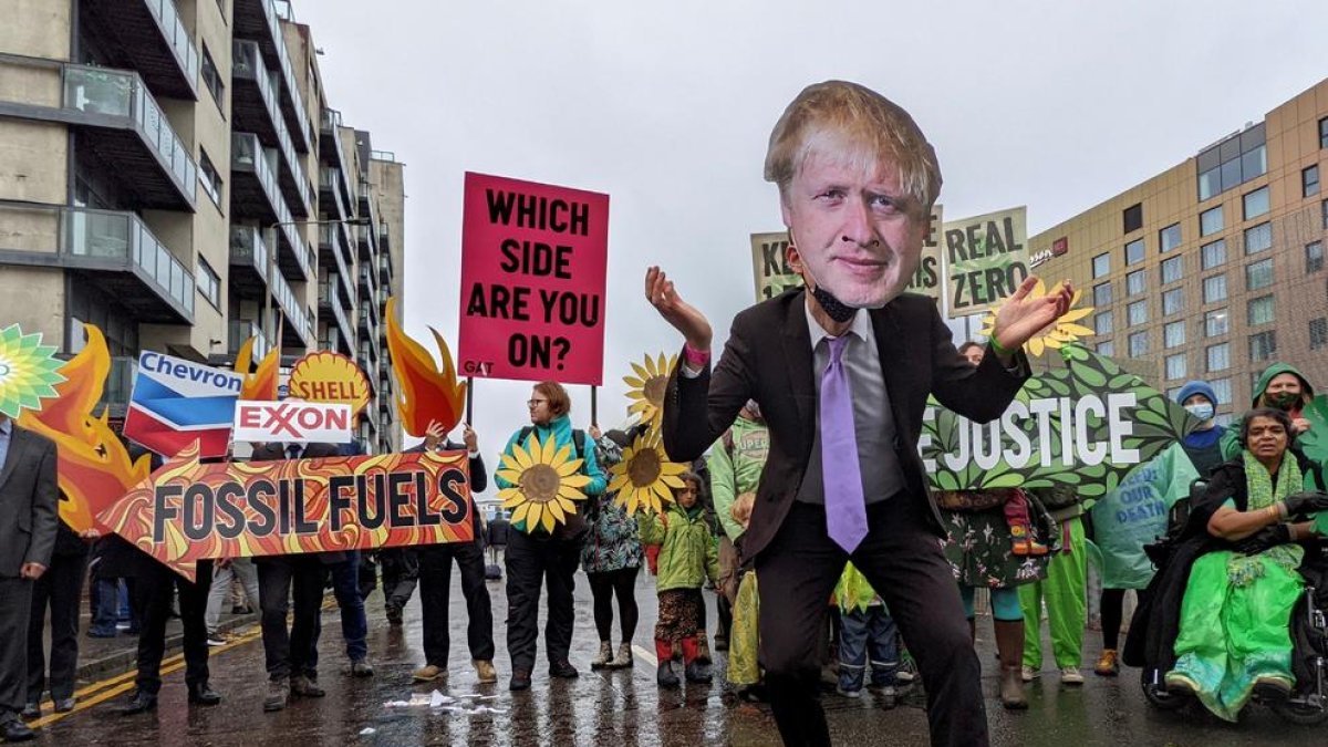 Les protestes van tornar ahir als carrers de Glasgow amb Johnson, l’amfitrió, com a protagonista.