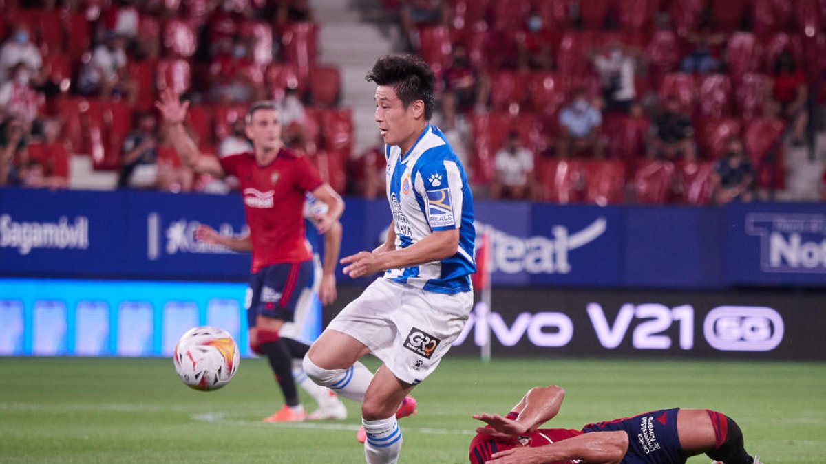 El blanquiazul Wu Lei, en una acción del partido de ayer ante el Osasuna.