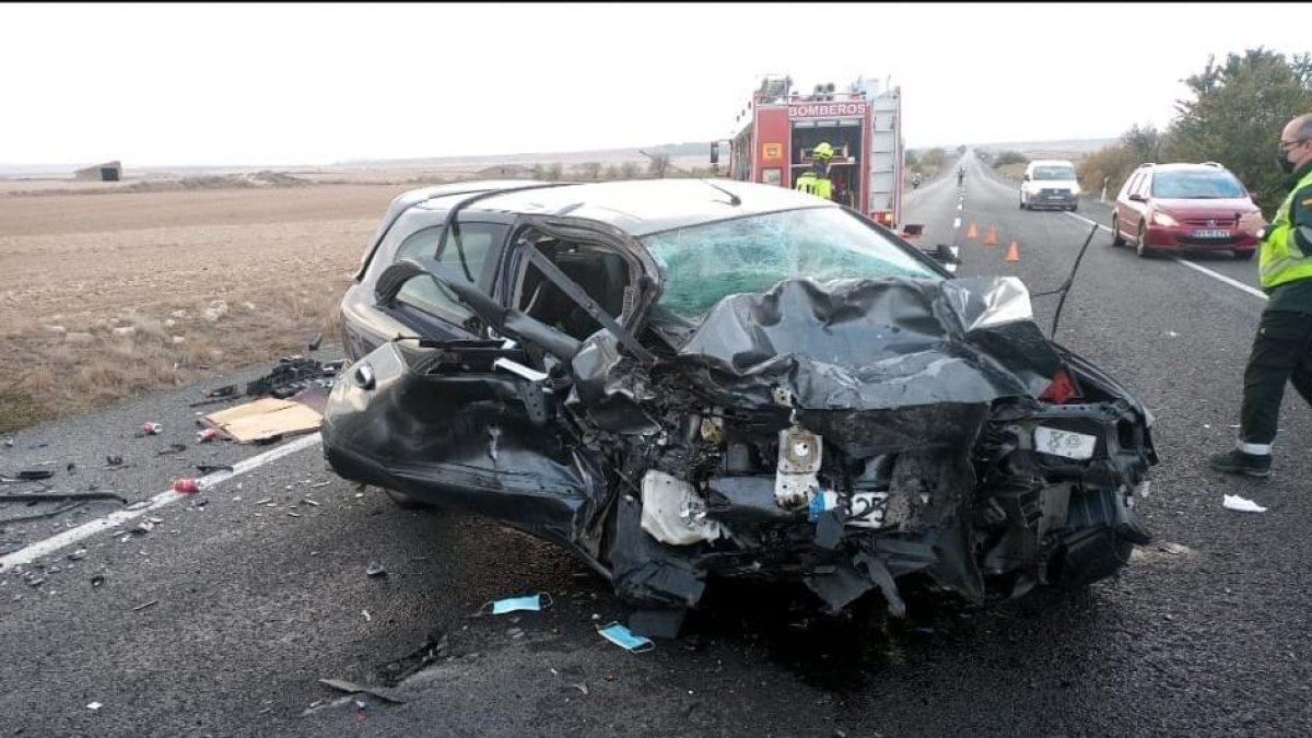 El conductor de este coche resultó herido grave en Fraga. 